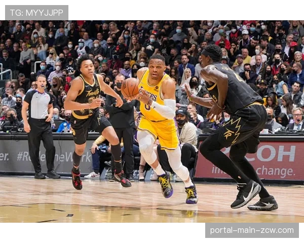 威少踩爆场边啤酒杯洒满半身，尴尬画面冲上社交媒体热搜