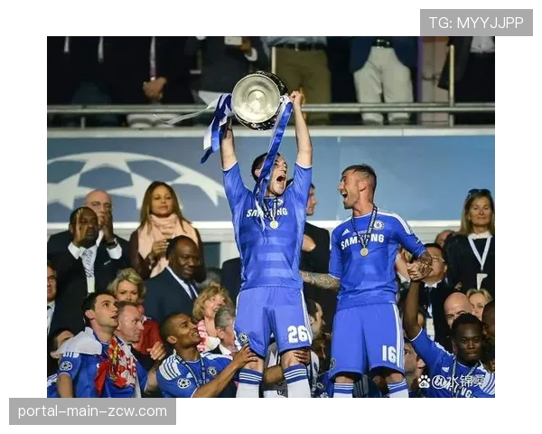 巴黎圣日耳曼演练三中卫，恩里克为应对巴萨的传控寻求变招。